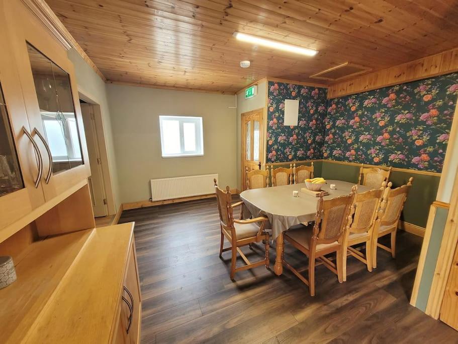 Caman Inn Кілкенні Екстер'єр фото